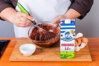 Шоколадная шарлотка с яблоками